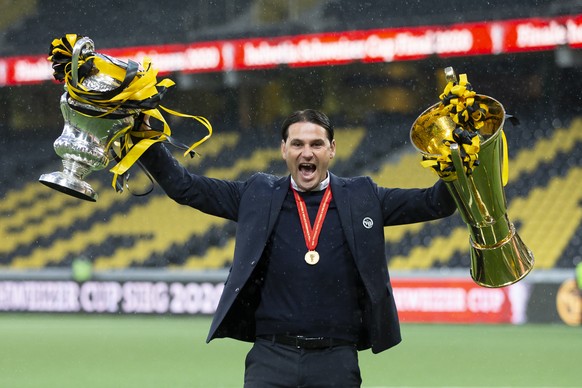 YB Trainer Gerry Seoane jubelt mit den Pokalen f�r die Meisterschaft und den Cup nach dem Fussball Schweizer Cup Final zwischen dem FC Basel 1893 und dem BSC Young Boys im Wankdorf Stadion in Bern, am ...
