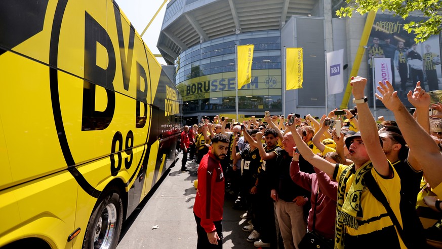 epa10657197 The team bus of Borussia Dortmund drives past fans outside the stadium before the German Bundesliga match between Borussia Dortmund and Mainz 05 in Dortmund, Germany, 27 May 2023. EPA/FRIE ...