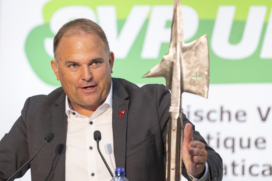 Der Praesiedent der SVP Schweiz, Marcel Dettling bei einer Rede, anlaesslich der Delegiertenversammlung der SVP Schweiz vom Samstag, 22. August 2026 in der Waldmannhalle in Baar. (KEYSTONE/Urs Flueele ...