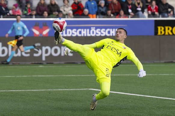 Torhueter Anthony Racioppi (SIO) klaert im Fussball Meisterschaftsspiel der Swiss Super League zwischen FC Thun, FCT, und FC Sion, SIO, vom Sonntag, 15. Februar 2026 in Stockhorn Arena in Thun. (KEYST ...