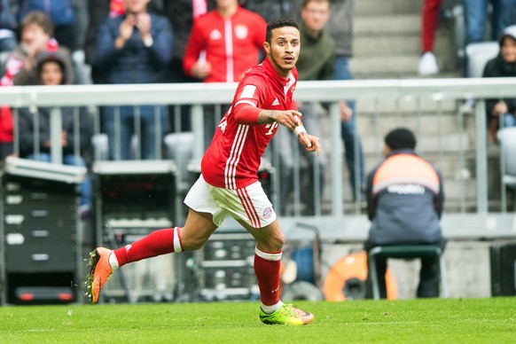 epa05921422 Bayern Munich&#039;s Thiago Alcantara reacts after scoring the 2-2 equalizer during the German Bundesliga soccer match between Bayern Munich and FSV Mainz 05 in Munich, Germany, 22 April 2 ...