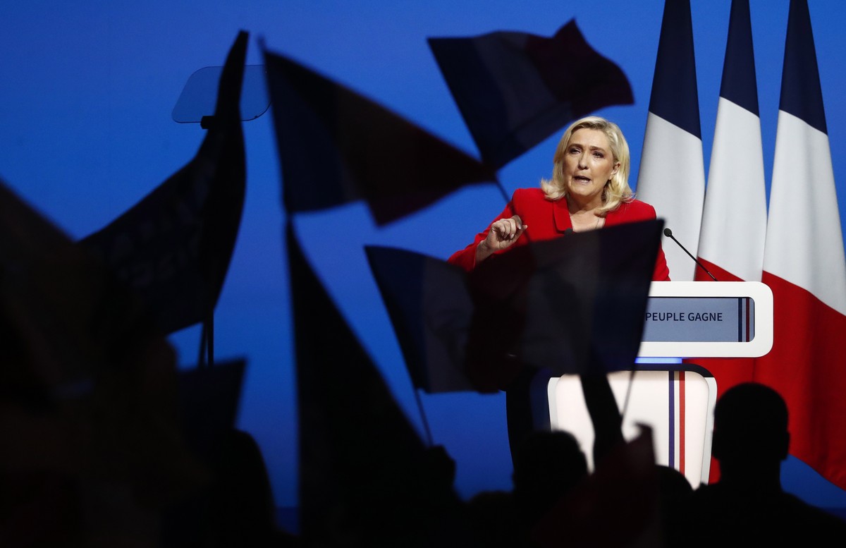 epaselect epa09890087 French far-right Rassemblement National (RN) party candidate for the French presidential election Marine Le Pen holds a campaign rally in Avignon, France, 14 April 2022. The seco ...