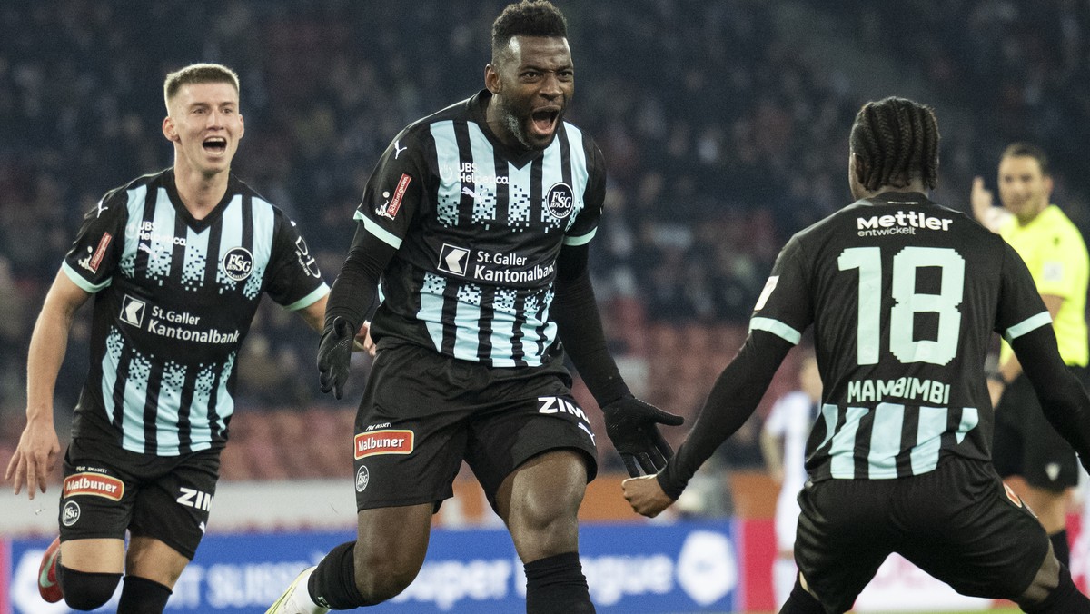 Jean-Pierre Nsame (SG), (Mitte) jubelt nach seinem 1:1 Tor im Fussball Meisterschaftsspiel der Super League zwischen Zuerich, FCZ, und FC St.Gallen 1879, SG, im Letzigrund, am Sonntag, 9 Februar 2025  ...