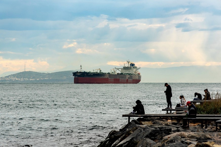 November 22, 2023, Istanbul, Turkey: The Kriti King, a crude oil tanker entering the Bosphorus straight heading towards the Black Sea and the port of Novorossiysk, Russia. Istanbul Turkey - ZUMAs197 2 ...
