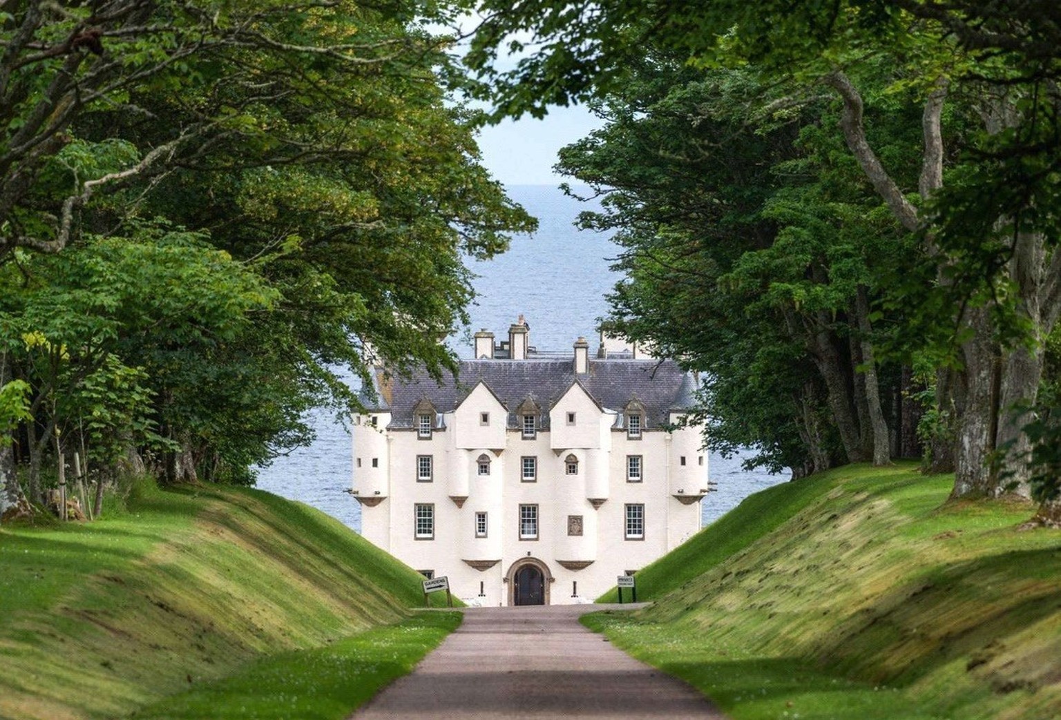Dunbeath Castle Scotland 25 Millionen https://castleist.com/dunbeath-castle-for-sale-with-spectacular-estate/