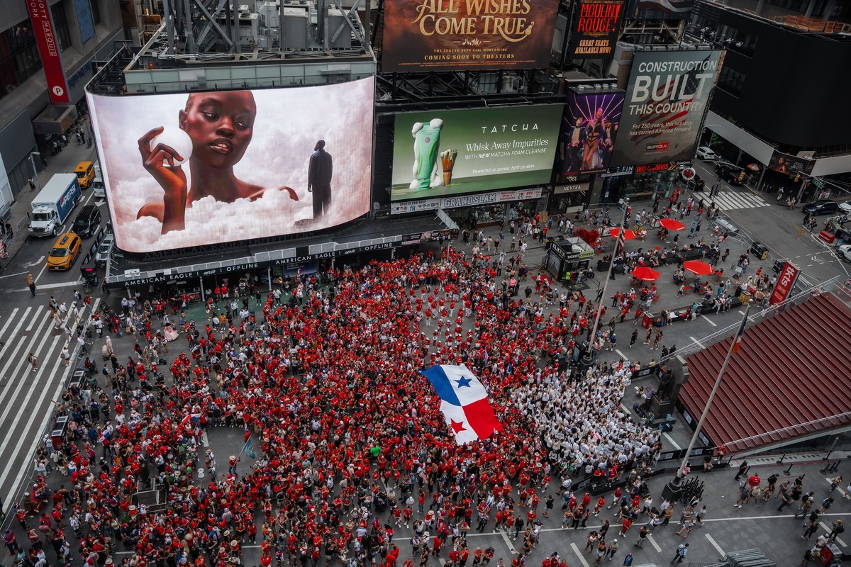 epaselect epa13067824 Panama soccer fans celebrate in Times Square one day before their team plays against England, in New York, New York USA, 26 June 2026. EPA/OLGA FEDOROVA