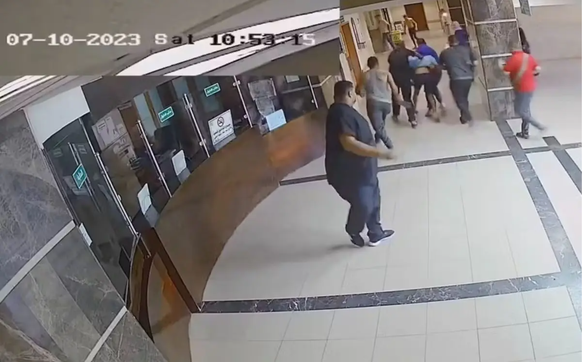 Israel: Auf dem Video werden zwei Zivilisten von Bewaffneten durch die Gänge des Spitals gezerrt.