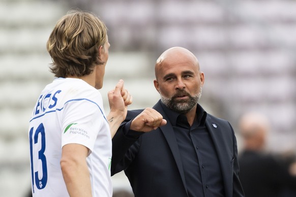 L&#039;entraineur du FC Lausanne-Sport Giorgio Contini, droite, felicite le defenseur lausannois Per-Egil Flo, lors du quart de final de la Coupe de Suisse de football entre le FC Lausanne-Sport, LS e ...