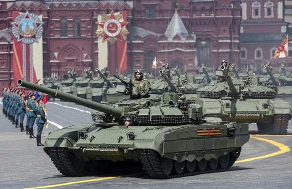 epa12085816 Russian T-90 tanks take part in the Victory Day military parade, marking the 80th anniversary of Victory in the Great Patriotic War, on the Red Square in Moscow, Russia, 09 May 2025. EPA/M ...