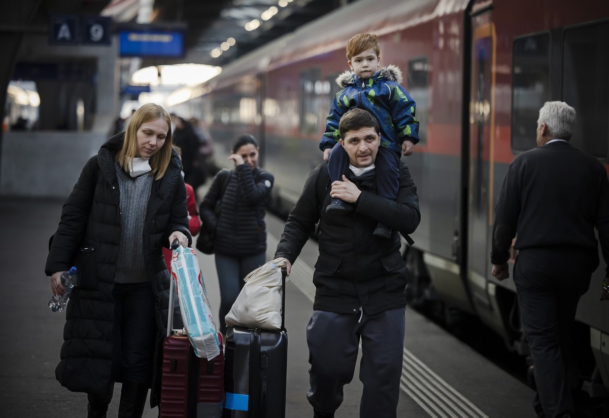 A family with a child from Ukraine arrive by train at Zurich's central station, following Russia's invasion of Ukraine, in Zurich, Switzerland on March 9, 2022. (KEYSTONE/Michael Buholzer)