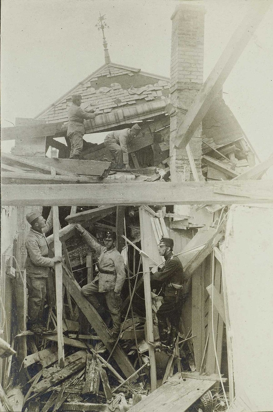 Beschädigtes Haus in Pruntrut nach der Bombardierung im April 1917.