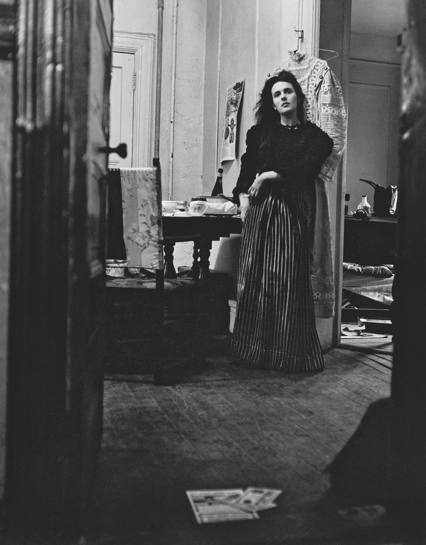 HERMANN LANDSHOFF. Leonora Carrington in her Greenwich Village apartment, New York. Credit: Album / Fine Art Images