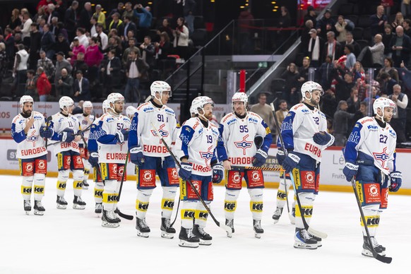 La deception des joueurs de EHC Kloten, EHCK, a la fin du match du championnat suisse de hockey sur glace de National League entre Lausanne HC, LHC, et EHC Kloten, EHCK, ce mercredi 1 octobre 2025 a l ...