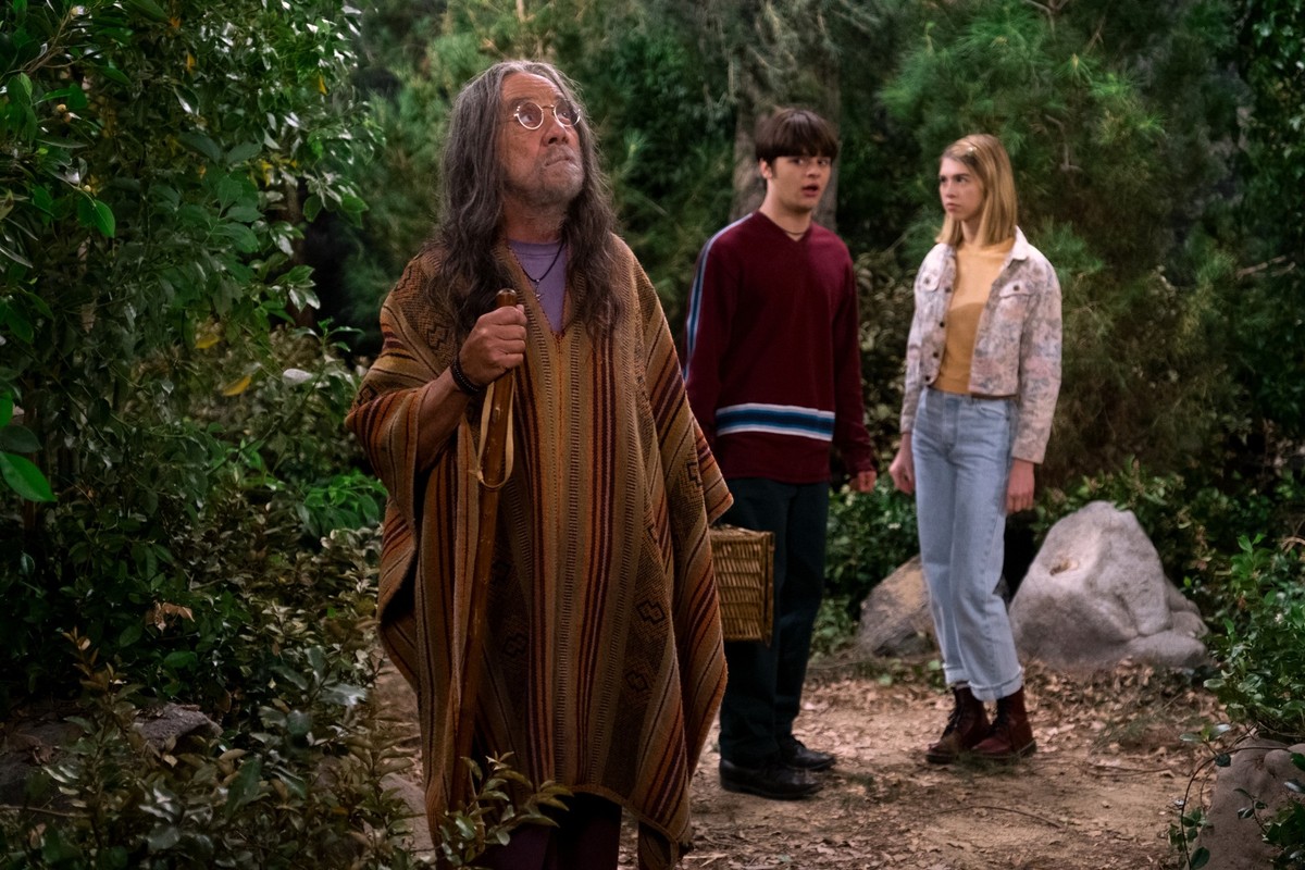 That ‘90s Show. (L to R) Tommy Chong as Leo, Mace Coronel as Jay Kelso, Callie Haverda as Leia Forman in episode 109 of That ‘90s Show. Cr. Patrick Wymore/Netflix © 2022