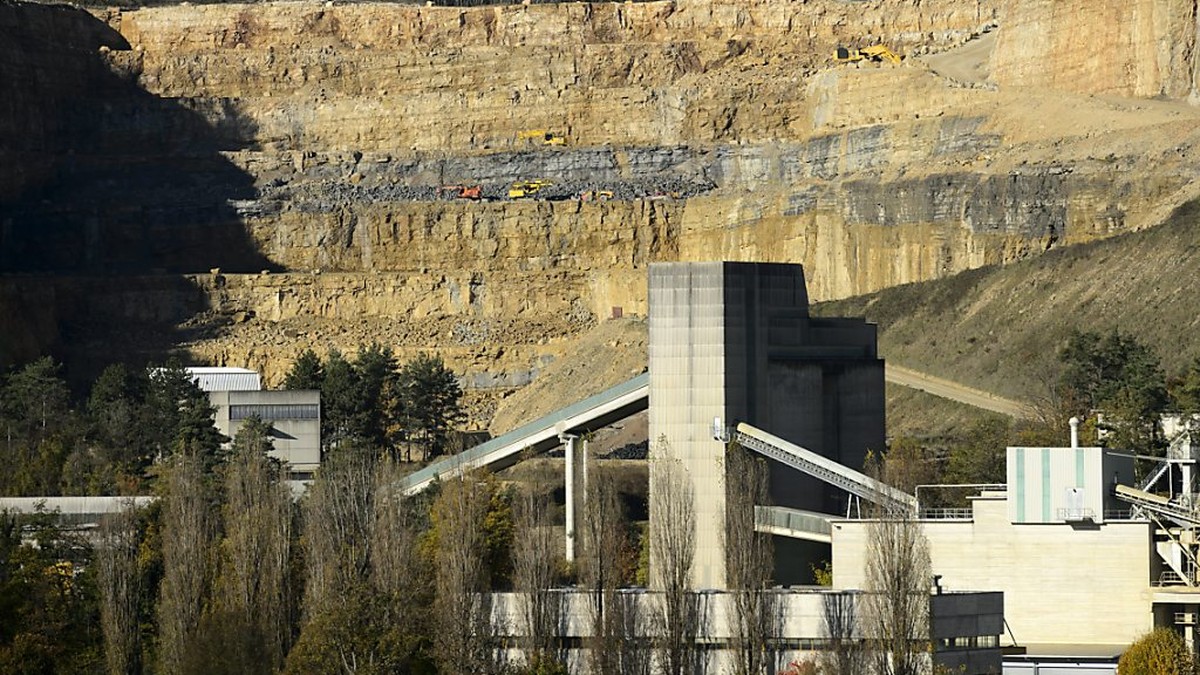 Der Steinbruch von Holcim am Mormont frisst sich in die H