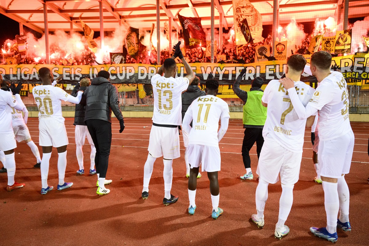 Les joueurs d'YB saluent leurs supporters a la fin de la rencontre de football de Super League entre le FC Stade Lausanne Ouchy, SLO, et le BSC Young Boys Bern, YB, ce samedi 16 decembre 2023 au  ...