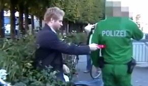 Bist du nicht lustig, setze ich dir halt meinen Dildo auf die Brust!