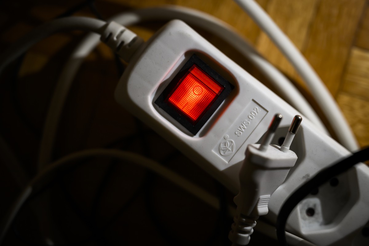 Illustration d'une multiprise avec un interrupteur et d'une fiche electrique dans une habitation a l'occasion d'une conference de presse de la ville de Lausanne sur les mesures d&# ...