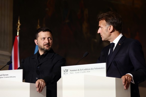 epa13109106 Ukrainian President Volodymyr Zelensky (L) and French President Emmanuel Macron address a press conference after the Coalition of the Willing summit on security guarantees for Ukraine at t ...