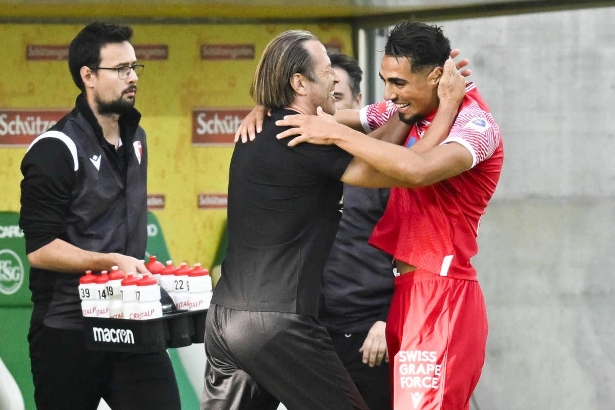 Sions Trainer Paolo Tramezzani, links, bejubelt das 0-1 von Ilyas Chouaref, im Fussball Super League Spiel zwischen dem FC St. Gallen und dem FC Sion, am Samstag, 10. September 2022, im Kybunpark in S ...