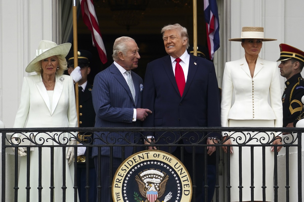 epaselect epa12919625 US President Donald J. Trump (C-R) and first lady Melania Trump (R), along with Britain's King Charles III (C-L) and Queen Camilla (L) on the South Portico balcony during a  ...