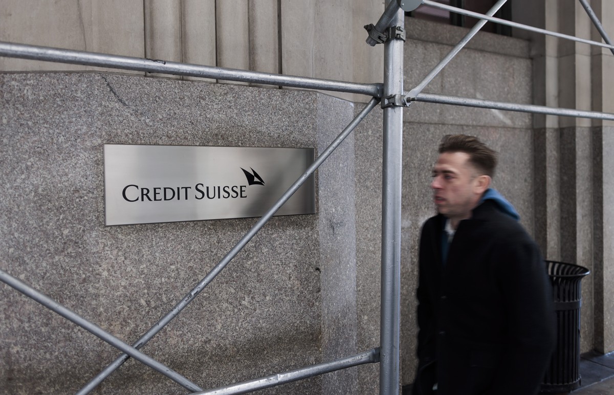 Une plaque appartenant au bureau de Credit Suisse à New York, jeudi.