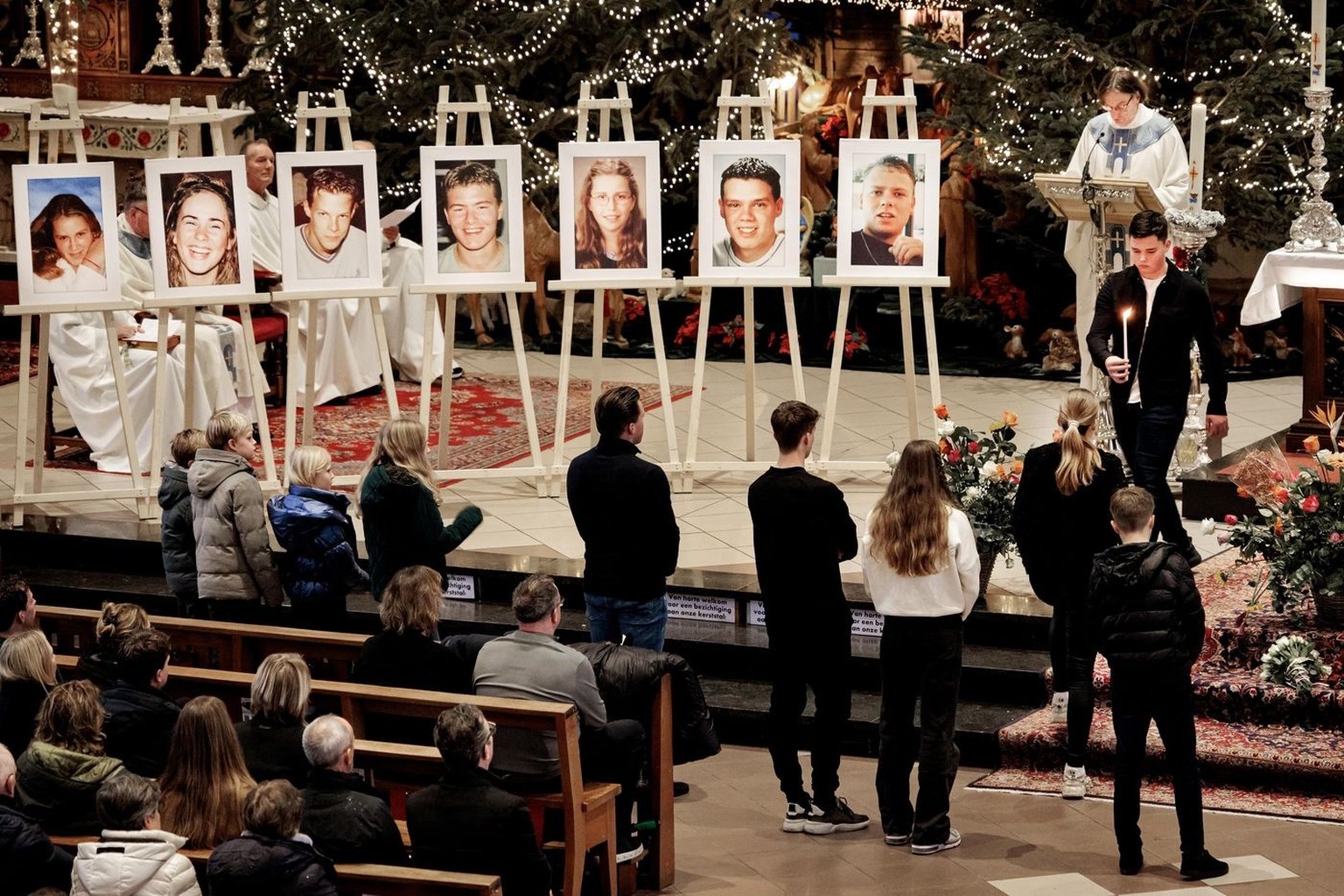 epa12620494 A memorial service is held for the victims of the New Year's Eve fire 25 years ago at St. Vincent's Church in Volendam, The Netherlands, 01 January 2026. Fourteen young people di ...