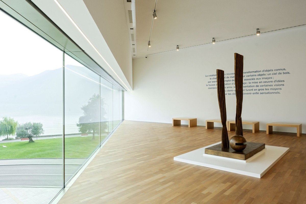 Die hellen Ausstellungsräume erlauben malerische Ausblicke auf den Luganersee.