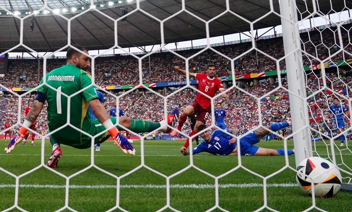 Switzerland v Italy - UEFA EURO, EM, Europameisterschaft,Fussball 2024 - Round of 16 - Olympiastadion Switzerland s Remo Freuler scores the opening goal of the game during the UEFA Euro 2024 round of  ...