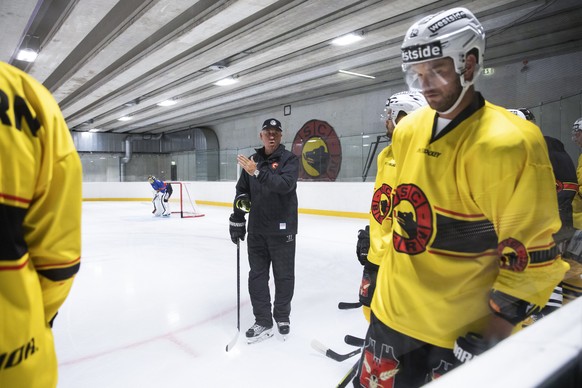 SCB Trainer Don Nachbaur, Mitte, gibt Dustin Jeffrey, vorne, und seinen Teamkollegen Anweisungen, waehrend dem ersten Eistraining der neuen Hockeysaison, am Montag, 3. August 2020 in der Postfinance A ...