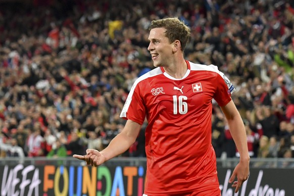 epa06250946 Switzerland&#039;s Fabian Frei celebrates scoring during the 2018 FIFA World Cup Group B qualification soccer match between Switzerland and Hungary in the St. Jakob-Park stadium in Basel,  ...