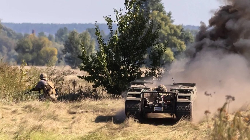 Ein Themis evakuiert bei einer Übung des ukrainischen Militärs einen Soldaten: Das unbemannte Landfahrzeug kann auch für Angriffszwecke ausgerüstet werden. (Quelle: Mykhaylo Palinchak/imago-images-bil ...