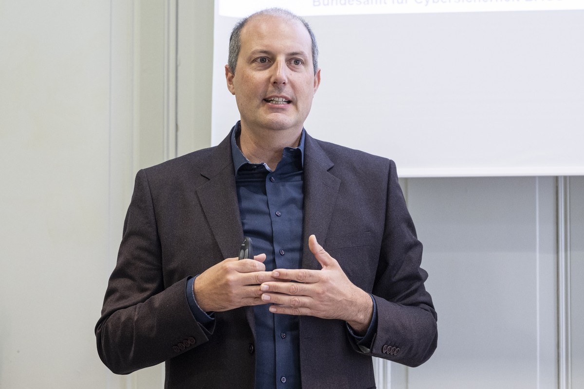 Florian Schuetz, Direktor Bundesamt fuer Cybersicherheit, spricht am Medien-Fachgespraech des Bundesamts fuer Cybersicherheit (Bacs) zur Cyberbedrohungslage im ersten Halbjahr 2026, am Montag, 24. Aug ...