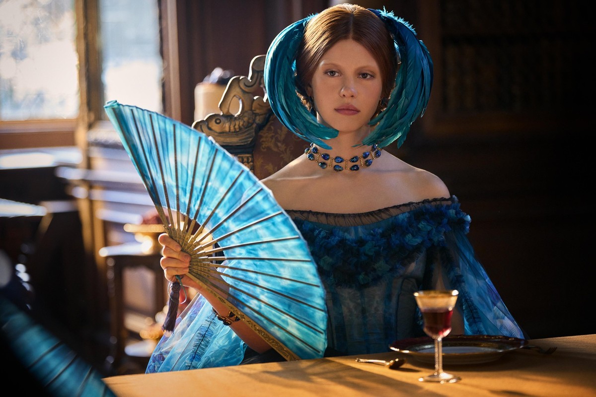 Elizabeth (Mia Goth) est une orpheline adoptée par les Frankenstein, qui deviendra l'épouse dévouée de Victor.