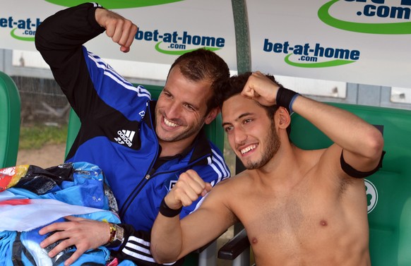 Jubel über den Klassenerhalt: Hakan Calhanoglu mit Rafael van der Vaart in Fürth.