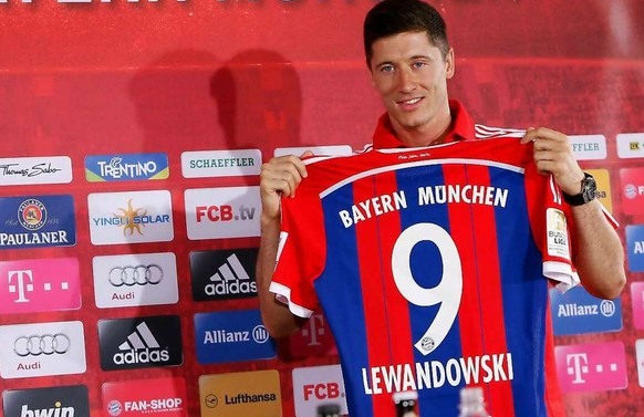 Lewandowski posiert 2014 mit Bayern-Trikot.