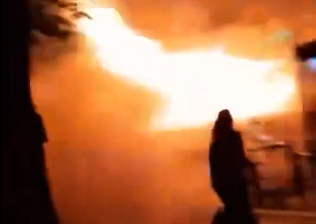 In einem Video ist zu sehen, wie eine riesige Stichflamme aus dem Pub hinausschiesst.