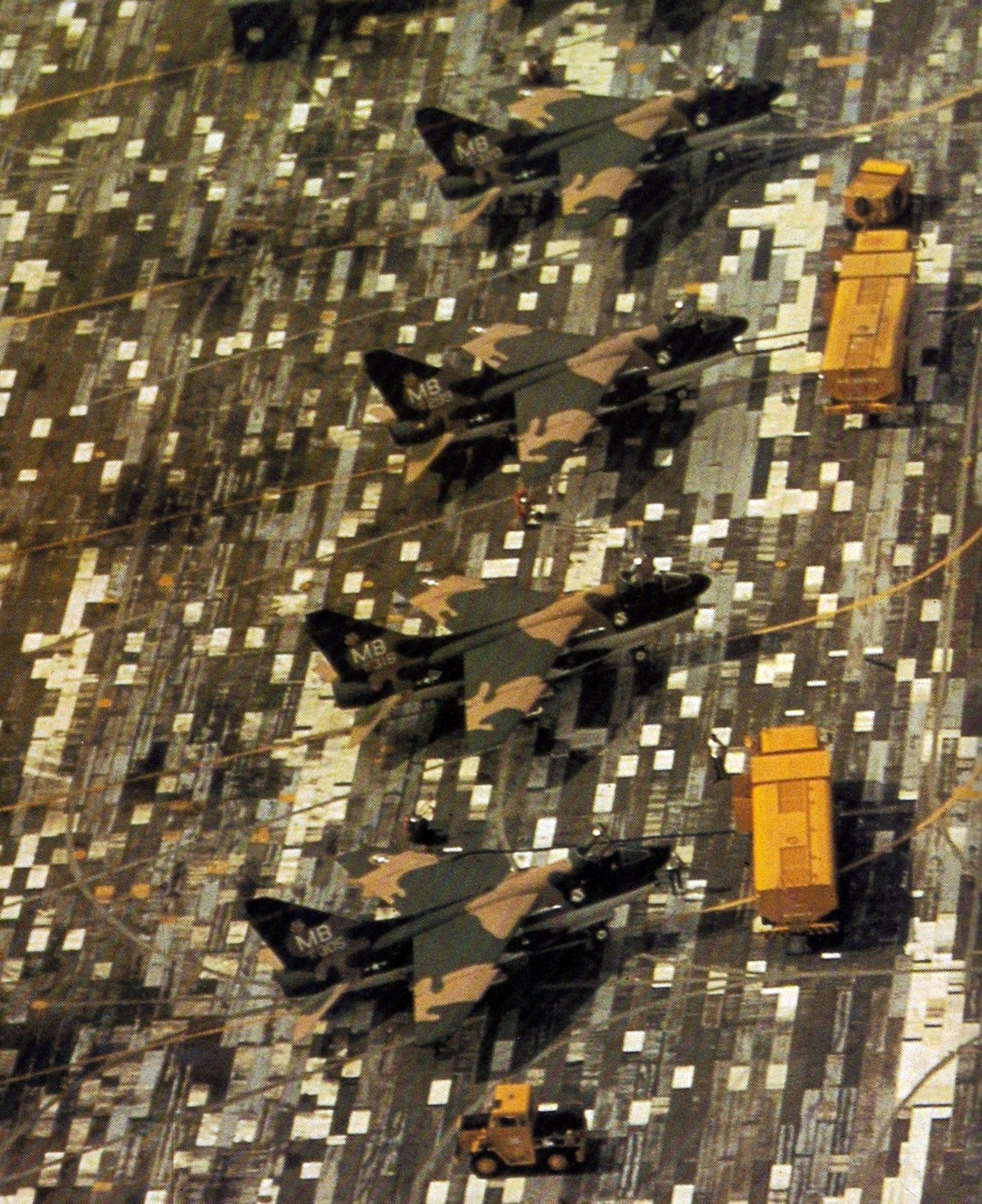 A-7D Corsairs, Thailand – wenn Flugzeugtarnung richtig gut funktioniert. 
https://en.wikipedia.org/wiki/Aircraft_camouflage#/media/File:A-7D_Corsairs_354th_TFW_at_Korat_1972.JPG