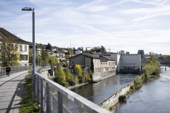 Fahnen mit der Aufschrift &quot;Besetzt&quot; haengen am EWZ-Gebaeude, dem Kesselhaus, in Zuerich, aufgenommen am Montag, 7. November 2022. Die Besetzerinnen und Besetzer eines EWZ-Gebaeudes an der Wa ...