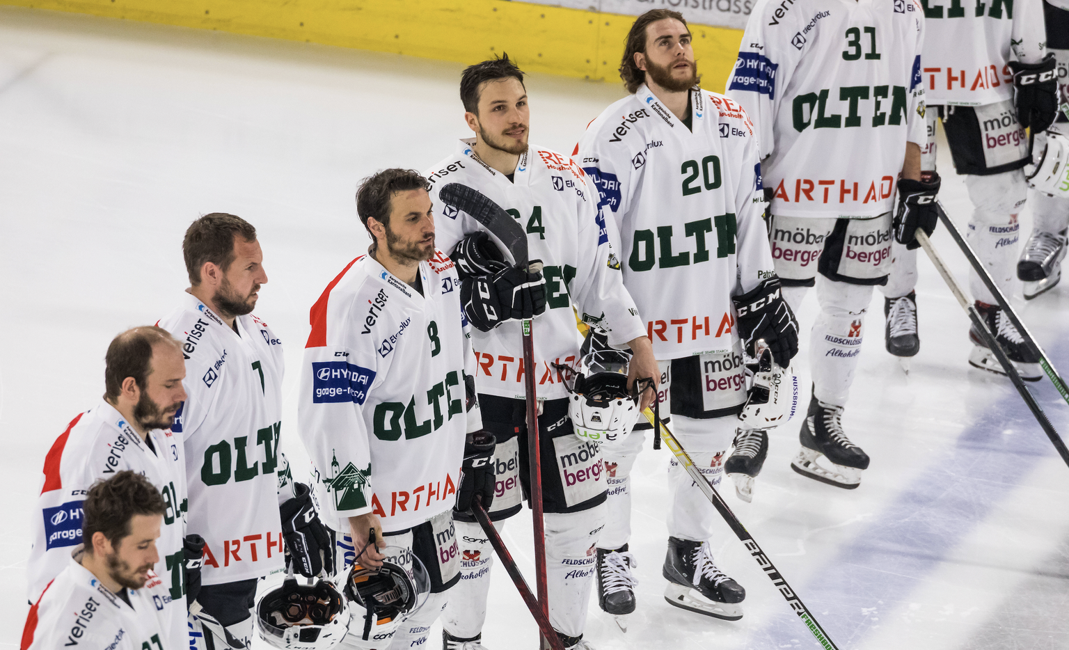 Kloten, Schweiz - 20. April 2022: Die Spieler des EHC Olten bei der Schweizer Nationalhymne. Im Fokus: 8 Simon Lüthi, 64 Joel Scheidegger und 20 Janis Elsener. Eishockey *** Kloten, Switzerland 20 Apr ...