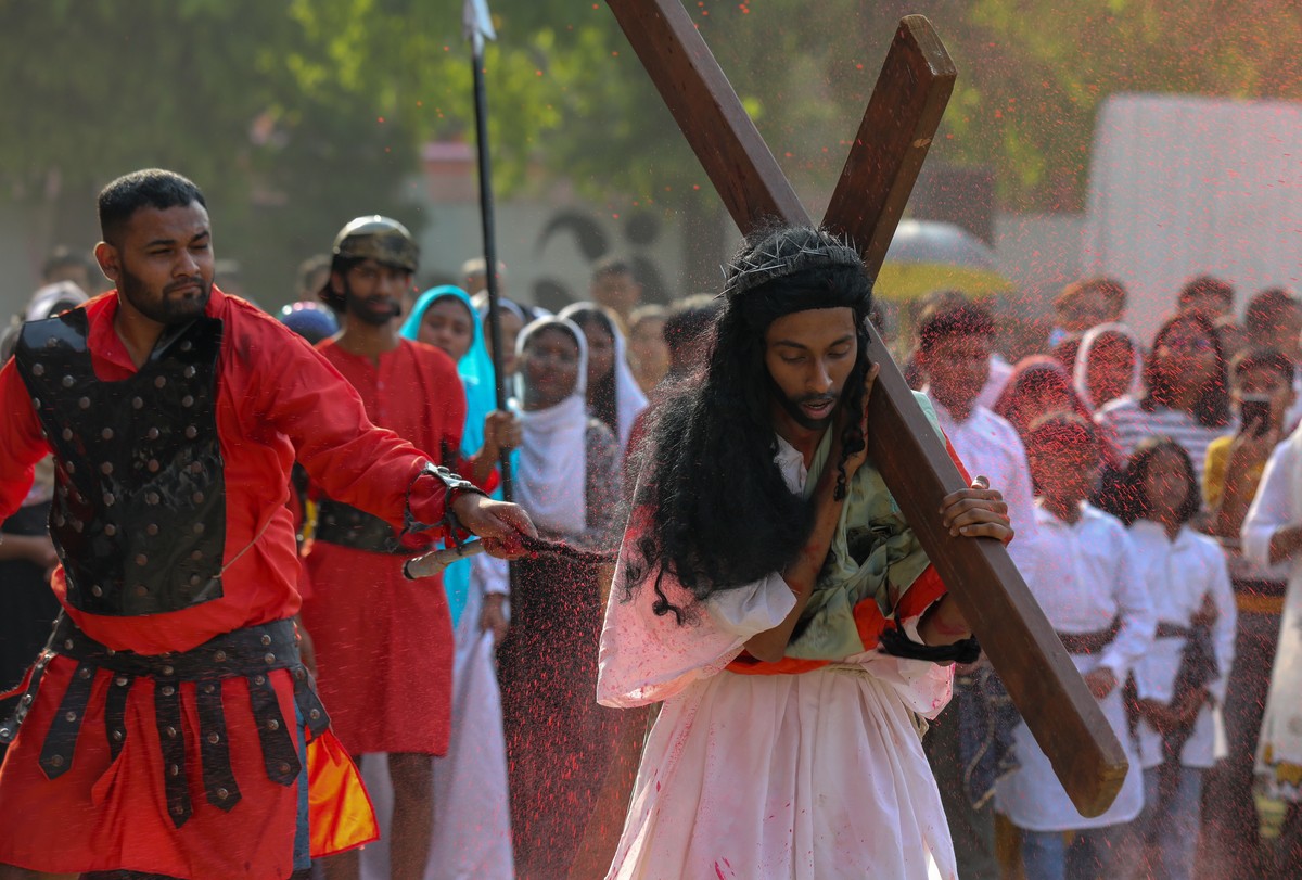 epa12039205 Indian Christians take part in a re-enactment of the Stations of the Cross on Good Friday in New Delhi, India, 18 April 2025. Good Friday is a religious holiday observed by Christians, com ...