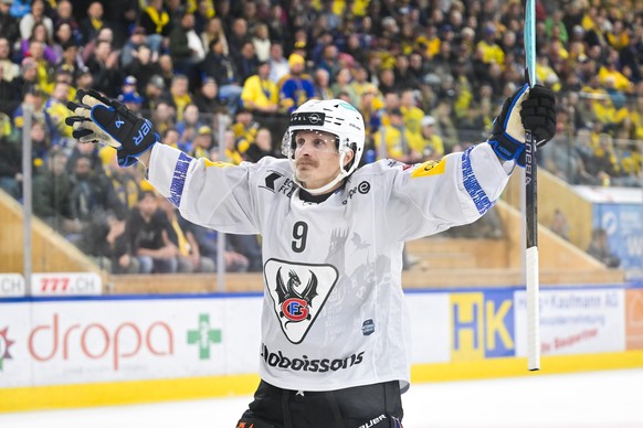 Marcus Soerensen (HCFG) bejubelt sein 0-1 im fuenften Eishockey Playoff Finalspiel der National League zwischen HC Davos (HCD) und HC Fribourg-Gotteron (HCFG), am Sonntag, 26. April 2026, in der zonda ...