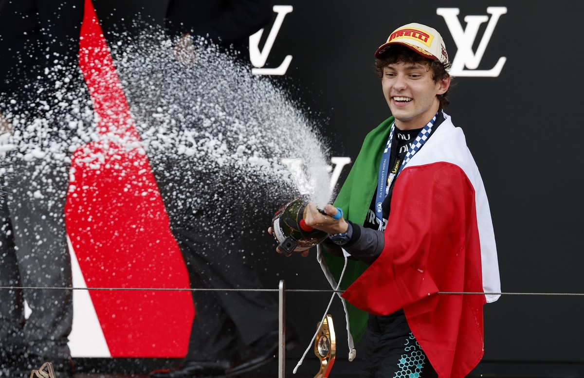 epa13022589 Race winner Mercedes driver Andrea Kimi Antonelli of Italy celebrates on the podium after the Formula One Grand Prix of Monaco at the Circuit de Monaco racetrack in Monaco, 07 June 2026. E ...