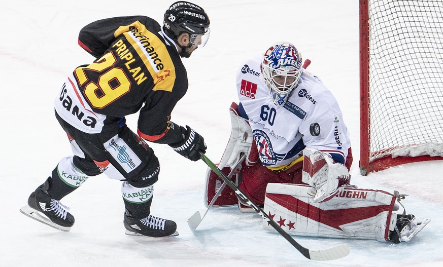 Berns Vincent Praplan, links, im Duell mit Rapperswils Goalie Melvin Nyffeler im Eishockey Meisterschaftsspiel der National League zwischen dem SC Bern und den SC Rapperswil Jona Lakers, am Mittwoch,  ...