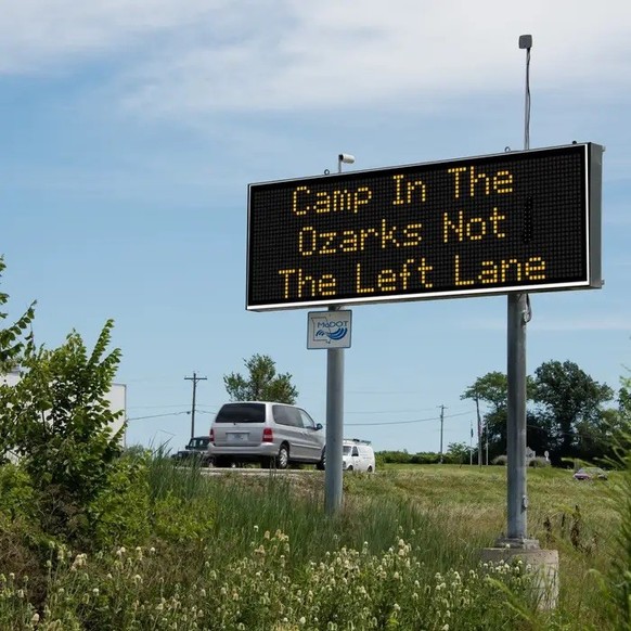 lustige verkehrsschilder autobahn warnschilder https://www.businessinsider.com/funny-highway-signs-messages-safety-federal-scrutiny-new-jersey-2023-2?r=US&amp;IR=T#-16