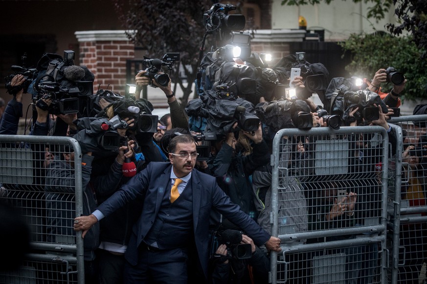 HANDOUT - ZU DEN NOMINIERUNGEN FUER DAS WORLD PRESS PHOTO OF THE YEAR 2019 STELLEN WIR IHNEN FOLGENDES BILDMATERIAL ZUR VERFUEGUNG - An unidentified man tries to hold back the press on 15 October, as  ...