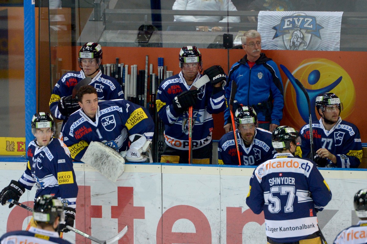 Die ratlosen Zug-Spieler nach der Kanterniederlage gegen Lugano.