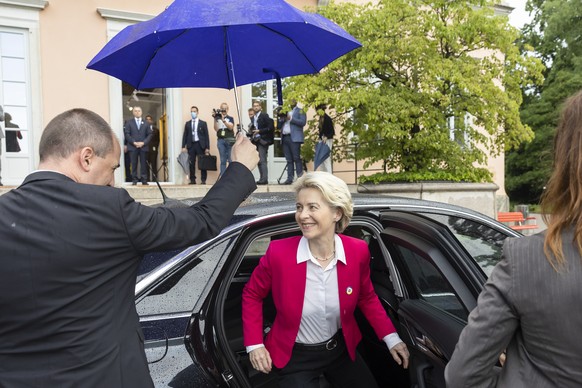 Ursula Von der Leyen, President of the European Commission, arrives during the Ukraine Recovery Conference URC, Monday, July 4, 2022 in Lugano, Switzerland. The URC is organised to initiate the political process for the recovery of Ukraine after the attack of Russia to its territory. (KEYSTONE/Swiss Federal Department of Foreign Affairs FDFA/Michael Buholzer)