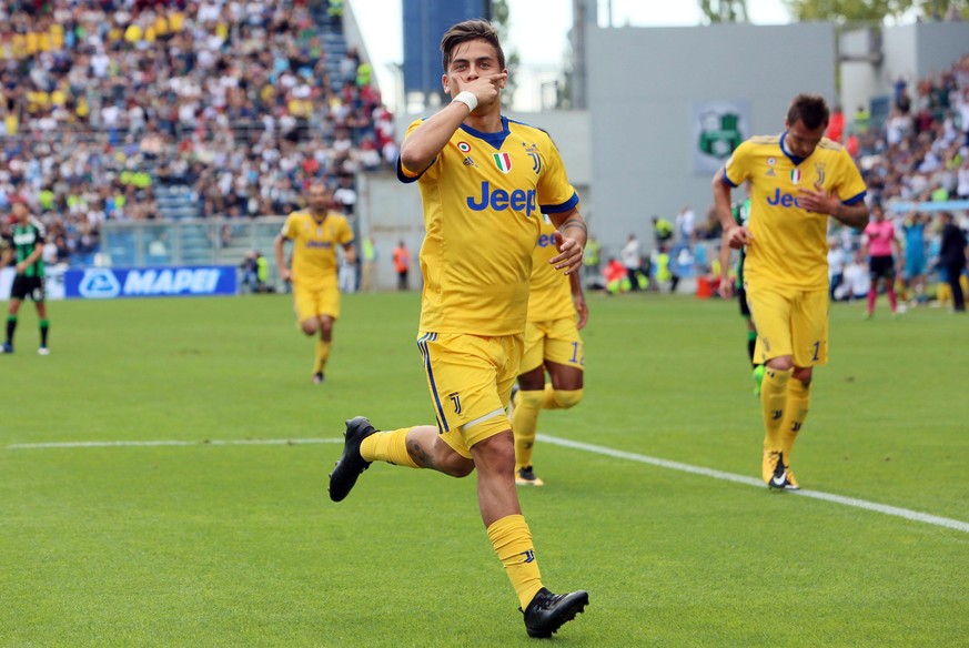 epa06209843 Juventus&#039; Paulo Dybala (C) celebrates scoring the lead goal during the Italian Serie A soccer match between US Sassuolo and Juventus FC at Mapei Stadium in Reggio Emilia, Italy, 17 Se ...