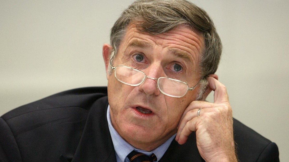 David Syz, Direktor des Staatssekretariat fuer Wirtschaft, SECO, informiert am Dienstag, 23. September 2003 in Bern die Medien ueber die Informationsschrift "Korruption vermeiden- Hinweise fuer i ...